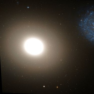 375px-Messier 60 Hubble WikiSky.jpg